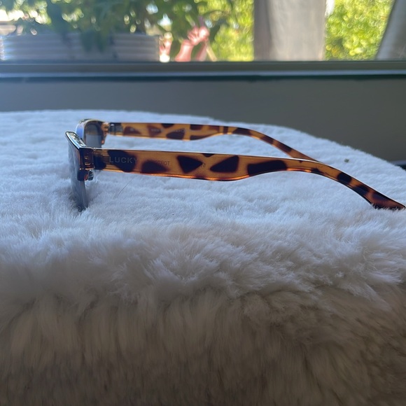 EUC Lucky 🍀 beautiful tortoise shell framed sunglasses! - Picture 4 of 4